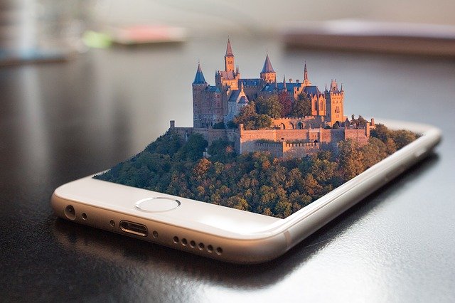 Stříbrný smartphone